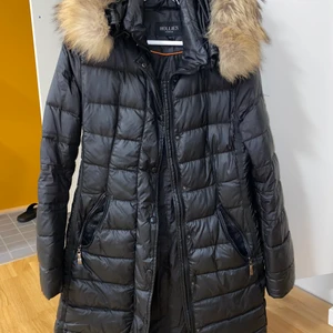 Hollies vinterjacka  - Hollies vinterjacka storlek M med äkta pälskrage 