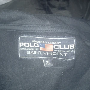Polo Club Saint vincent - Den är i storlek XL men passar även som storlek L i harr men jag som tjej tycker den sitter fint på tjejer med. säljer den angående att det inte är min stil längre och den har bara använts 2 gånger sen blivit tvättade och hängt i gaderoben på en galje den köptes även slutet av sommaren men den är i ett jätte bra skick och ingen text har släppts samt att den verkligen inte tappat färg och inga fläckar som sitter kvar heller.  