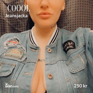 Schysst jeans jacka  - Aså färgen gör den jätte orättvis (på sissta bilden) men färgen är som den på första bilden , ljusblå Ish ☺️ fräsch & hel !  Snygg att bara ha den över en schyst topp under eller inget alls eller hur du nu vill.. De är lite oversize #jeansjacka  Strl M   Finns Skärholmen att hämta  ( ibland vissa ställen , vissa dagar ) - Fridhemsplan och Hornstull  Eller  Kan skickas mot porto 66kr spårbart  😻