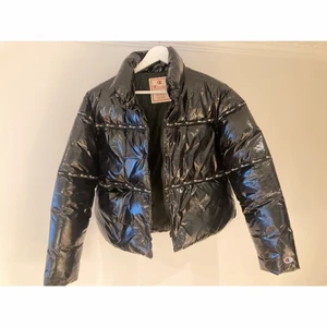 Champion jacka  - Säljer min favorit jacka pågrund av att jag har växt ut den. Jackan är i bra skick! Köpte för 1500kr säljer för 900kr