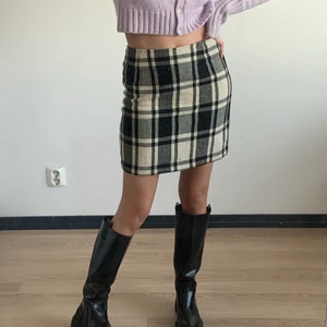 Rutig minikjol i ull! - 💗 Rutig minikjol i 70% ull 30% akryl. Storlek L enligt märkning, jag är en S på bilden 💗