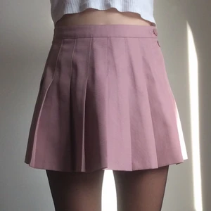 Tenniskjol - Rosa tenniskjol. Köpt 2nd hand men ursprungligen från Forever 21. Knappt använd av mig, i bra skick. Strl M, passar nog även en S. 