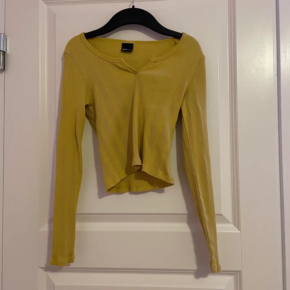 Säljer denna gula ribbade tröjan som inte kommer till användning. Storlek S. Tröjor & Koftor.