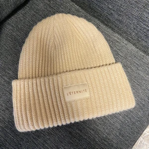 Beige mösss one size dam  - Beige (den är mer finare beige irl) varm mössa strl one size dam. Super fint skick, enda anmärkning är sista bilden därav priset. Annars hur fin som helst.  50kr + 24kr porto