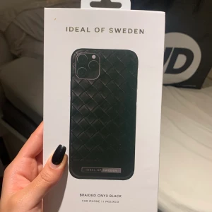 Ideal of sweden skal  - Helt nytt helt oöppnat skal med plast kvar. Funkar för iPhone 11 PRO, Xs och X. Köpt för 399kr säljs pga passar ej min mobil.