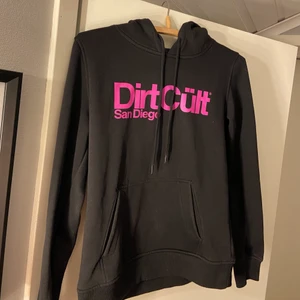 Dirtcült hoodie strl M - Säljer nu min dirtcült hoodie som är i bra skick, hör av er vid funderingar! Priset kan diskuteras🤍