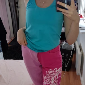 Bekvämt blått träningslinne - Blått träningslinne som är väldigt bekvämt. Det är i storleken XL men känns som M. Skriv om ni undrar något💕 DEN ÄR ÄVEN KNOPPRIG, kom privat om ni vill se bild.