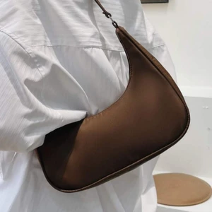Brun väska - Brun väska från shein, 25cm lång. Jättefin men råka beställ två av den. Helt oanvänd. Köparen står för frakt