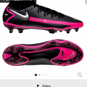 Nike Fotbollskor - Nike Phantom GT Elite DF FG - Svart / Silver / Rosa | Nya Nikeskor i Fint skick, använda 2 träningar på konstgräs. STORLEK 42. NYPRIS 2899 kr. 