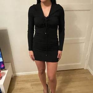 Festklänning med snörning  - Svart klänning med snörning 