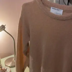 Säljer denna rosa stickade tröjan från designers remix. Den är i använt skick och har en liten slitning ( som man ser på sista bilden) men som inte är något man tänker på. 💕💕 Nypris var 1000. 