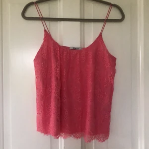 Rosa topp - Söt rosa spetstopp från Gina Tricot.