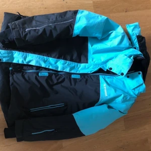 Vinter och skidjacka - En blå och svart jacka från Everest, funkar perfekt till vinterjacka och skidjacka!!💙