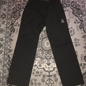 Haglöfs byxor - Helt nya haglöfs byxor, aldrig använda. Storlek Medium. Vattentäta. Nypris 900kr ungefär. Byten intressant, men kan säljas också, pris ej bestämt