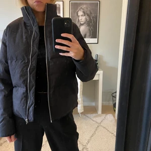 Bikbok jacka  - Säljer min Super mysiga Bikbok jacka. Inte använd alls mycket, finns inga tecken på användning. Varm och skön nu till hösten o snyggt till ett par jeans, storlek S som sitter lite pösigt!!!💕⚡️