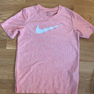 Nike - En rosa Nike T-shirt som är superfin men inte min stil. Stl XS ock köpt för 200kr och ni får buda!🤍⚡️