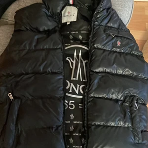 Moncler väst - Hej! Säljer nu min fina väst då jag ej använder den, västen är i ny skick 10/10 inköpt 2020 för 1699kr från Södertälje, västen är i perfekt skick.