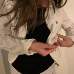 Jacka  - Säljer en jacka på grund av att den är för liten 💘