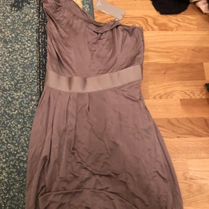 Tiger Of Sweden Klänning - Superfin Tiger Of Sweden klänning med endast en ärm. Helt ny med prislapp på endast prövad vid testning. Priset kan diskuteras vid snabbt köp, då jag är mitt i en flytt så vill jag bli av med det.