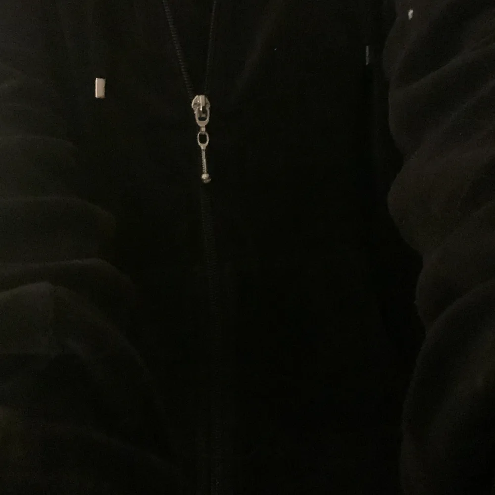 Suuuper gosig svart hoodie me dragkedja och snören💞Köpt för ca 180 o säljer för 120💞. Hoodies.