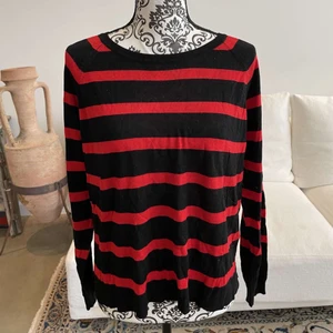 Zara tröja - Randig tröja från Zara i storlek M! Bra skick, knappt använd! Kan både frakta och mötas upp, köpare står isf för frakt!📦