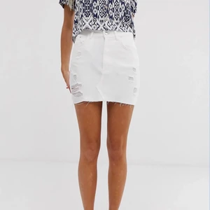 Kjol med slitningar - Pull&Bear - Skit snygg jeanskjol från Pull&Bear i storlek M. Skulle dock säga att den är liten i storleken, så mer som en S! Köpt begagnad men har aldrig fått användning för den själv då den är för liten för mig :( I nyskick 🤍 60kr + frakt (66kr spårbart eller 45kr icke spårbart)