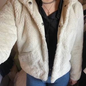 Pälsjacka  - En jättefin pälsjacka i off white/ krämvit. Jackan är från Only och kostade ca 500kr ny. Säljer då den är lite för liten på mig, strl xs. 