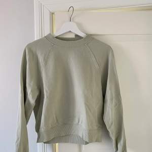 Ljus grön sweatshirt från Gina storlek xs. Fint skick.😌💗 säljer den för 100kr😁 hör av dig!