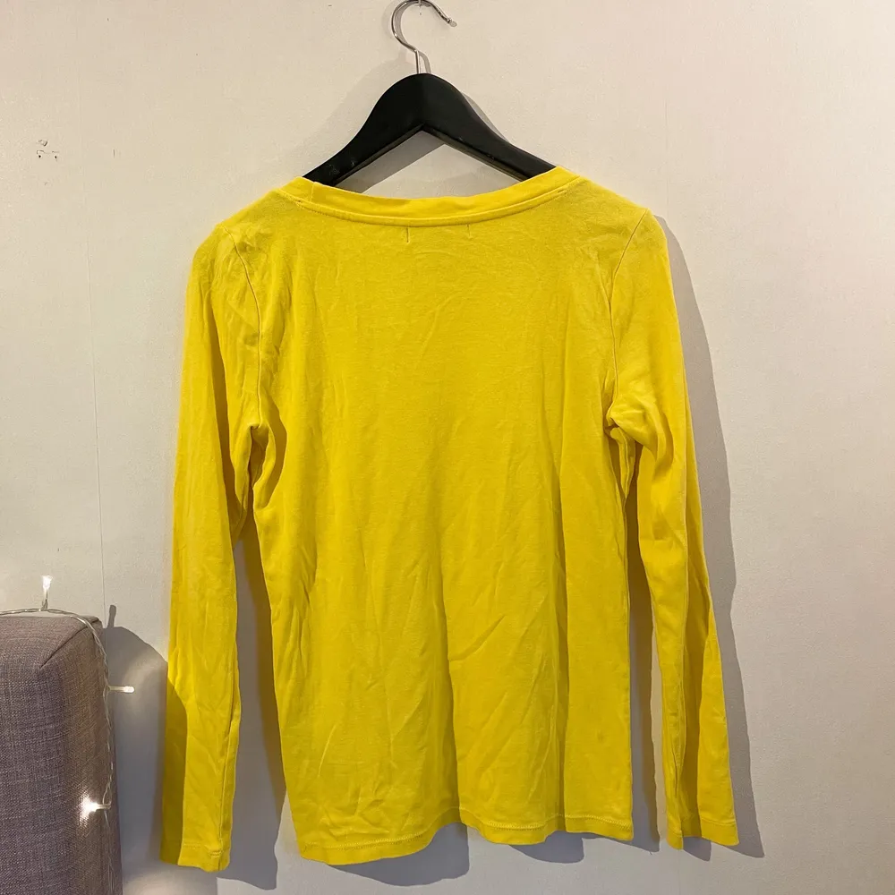 Fin gul Ralph Lauren tröja i fint skick! Storlek M . Tröjor & Koftor.