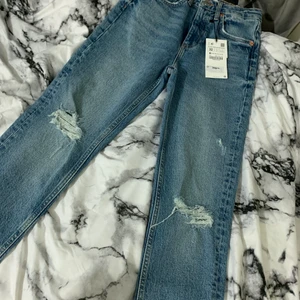 Zara jeans - Säljer mina snygga Zara jeans. Har aldrig använt de och säljer pågrund av att de var stora för mig. (Storlek 32). Köpte de för cirka 2 månader. Jag köpte de för 360 kr och säljer de för 359 kr. JAG KAN GÅ NER I PRISET VID SNABB AFFÄR!!!!!!        Skriv pm för fler bilder eller för mer info.