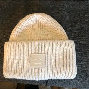 Acne mössa - Säljer min vita acne mössa som är knappt använd. Är priset högt kan man kanske förhandla ner det