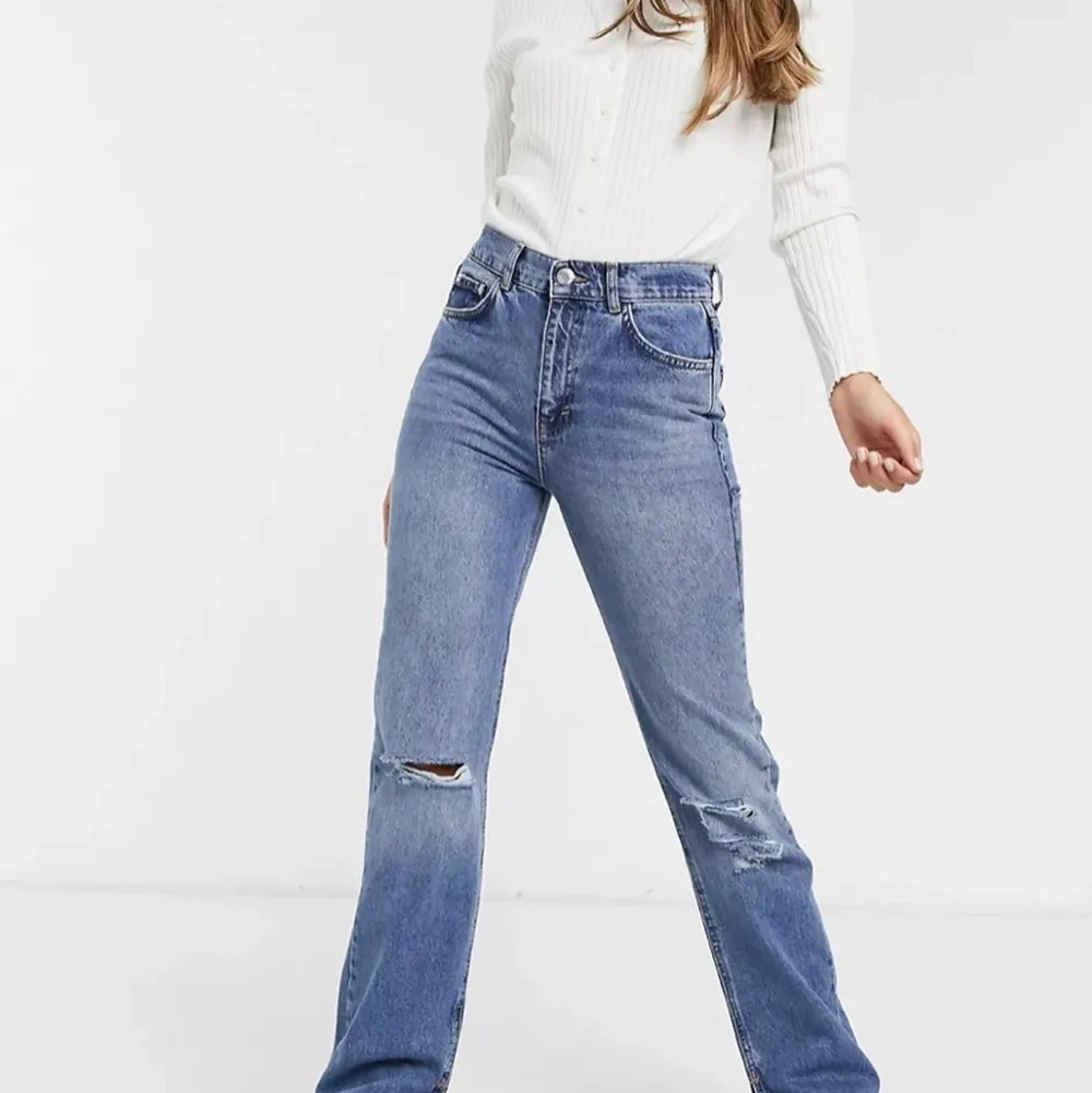 Pull and bear jeans med slits, ungefär samma som på sista, de är lite små på mig . Jeans & Byxor.