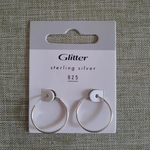 Silverringar örhängen - Fina örhängen från Glitter, ordinarie pris 129 kr. Sparsamt använda. Älskar dem men råkade köpa ett andra par för jag trodde jag tappat bort de första 😄 Frakt 12 kr.