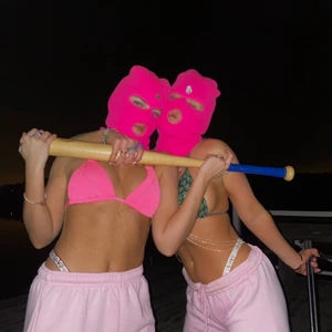 Halloween kostym Spring Breakers - Säljer en uppsättning för 2-3 personer. Mjukis byxor, bikini, accessoarer (inte vapen) och luvor. Karaktärer från filmen spring breakers. (300kr/person)
