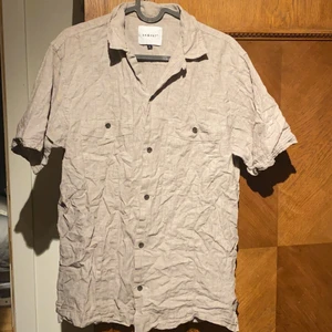Linne skjorta  - Beige skjorta i linne aktigt material. Strl S herrstorlek och är sällan använd. Behöver en rejäl strykning men jättefin, sitter fint och är oversized 😊