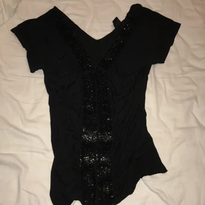 Snygg tröja från ginatricot - Snygg tröja från Ginatricot i storlek S🖤Med paljetter på💕Säljer den för 60kr+frakt, går att mötas upp i närheten