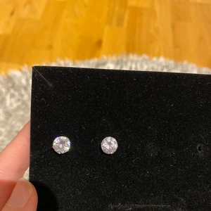 Örhängen från Edblad  - Äkta silverörhängen från Edblad. Använt bara ett fåtal gånger då det var för jobbsyfte men dom kommer inte till användning❣️ nypris 399