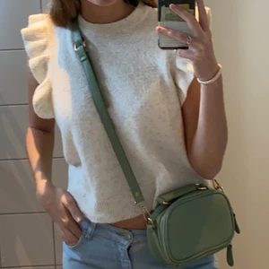 Handväska - Hanväska från Mango. Köparen står för frakt. Har en liten vit fläck men det är inget större man lägger märke till