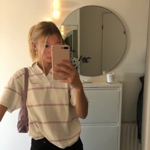 Nike piké  - Köpt på second hand, i bra skick förutom lite upprivet i en söm längst ned. Storlek L men ser bra ut som oversized på mig som vanligtvis har storlek XS-S