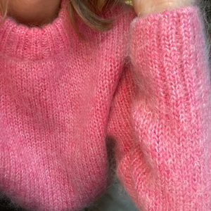 Stickad tröja  - Köpte den här för 2 år sen och har tyvärr aldrig använt den, den är därför i fint skick. Den är väldig mjuk, i lyxigare material och jag tycker att den sitter skitsnyggt!!