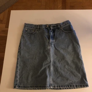 Tommy Hilfiger vintage jeanskjol storlek 38 - Jättefin vintage jeanskjol från Tommy Hilfiger. Egentligen min favoritkjol men den har blivit för stor. Frakt ingår inte