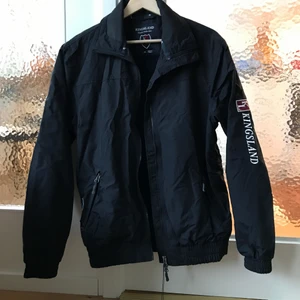 Ny Kingslandjacka! - Vindjacka med insida klädd i velour. Helt oanvänd, har legat i påse sen inköp. Pga unisize uppskattar jag den till M (jag brukar ha S och den är en strl för stor för mig). Skickas (frakt tillkommer) eller möts upp. Ligger uppe på flera sidor.