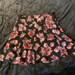 Kjol - Kjol från hm i storlek S men passar både större och mindre. Dragkedja i midjan och den är i prima skick då jag inte använder kjolar något. Jättefin till en helsvart outfit för att få en färgklick i det hela. Nypris 200kr men säljer för 100kr, kunden står för frakten❤️