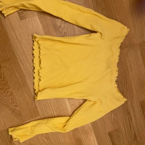 Bikbok top  - Det är en M men väldigt liten så skulle säga xs-s