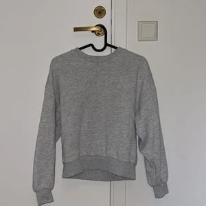 Sweatshirt - Grå sweatshirt i fint skick. Säljer då den tyvärr är för liten för mig. 