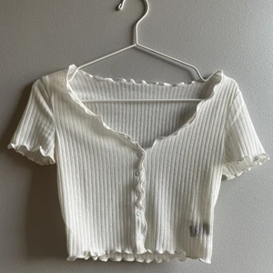 Vit blus - Superfin och gullig blus från shein i storlek xs. Den är använd fåtal gånger och säljer för att den är lite för stor för mig💞 det svarta på första bilden är bara en lapp! Kostar 30kr + frakt, köparen står för frakten.