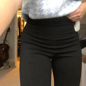 Kostymbyxor  - Högmidjade kostymbyxor-ish från Nelly💗 Dom va väldigt långa när jag köpte dom, så de är uppsydda ca 10 cm (bild 3), men lätt att sprätta upp! Jag är ca 165 cm så ni får ett hum 😊