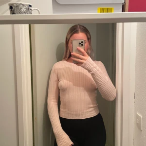 Ljusrosa  - Köpt på forever 21 för några år sedan men är inte så jätte använd.