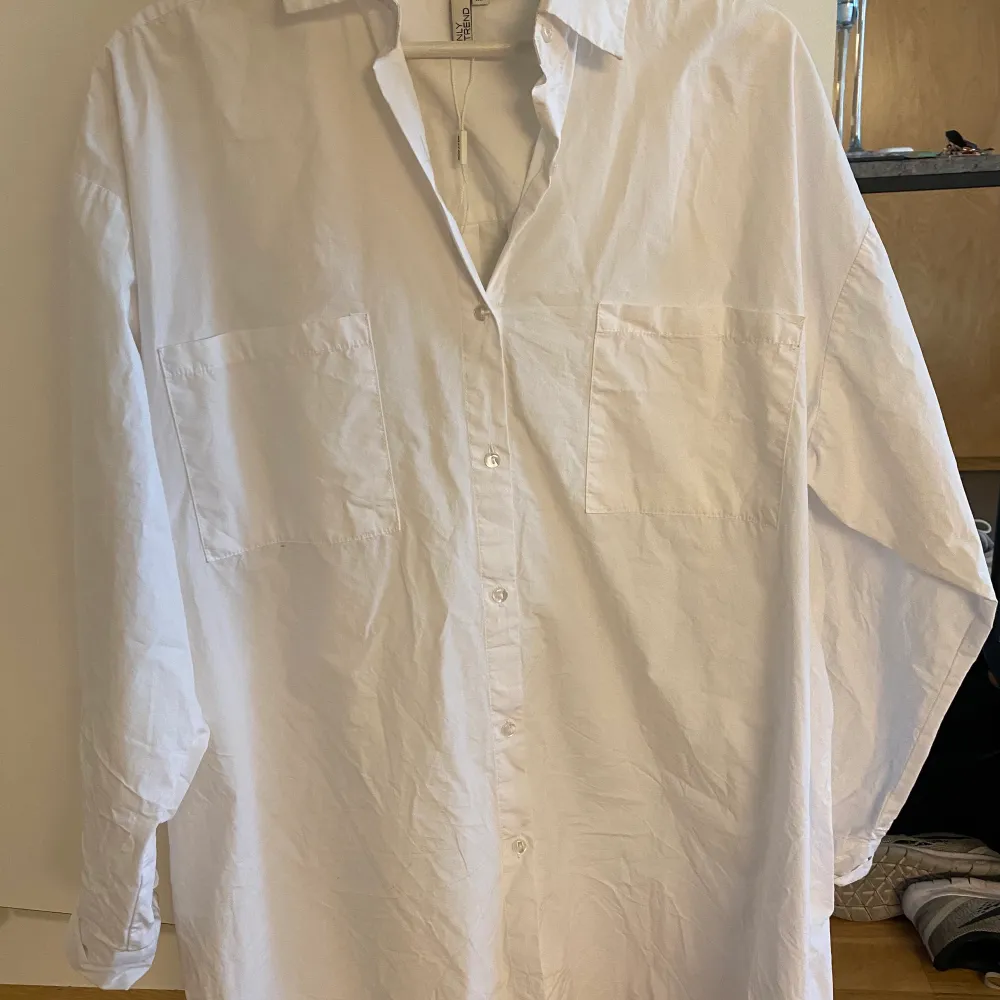 Skjortklänning i storlek M/L. . Skjortor.