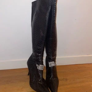 Kallisté stövlar - Säljer dessa skitsnygga stövlar köpta secondhand men tyvärr för små för mig annars snyggaste klackarna jag sett. Nypris ca 4500kr🖤